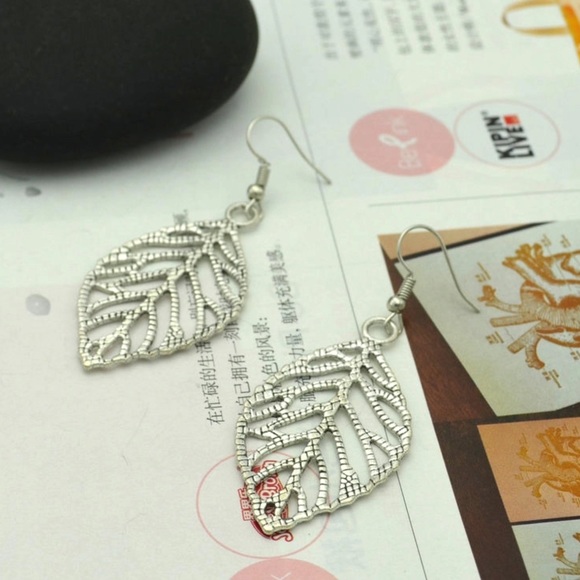 ❤️🆕 Silver Tones Detailed Leaves Earrings - Picture 2 of 6